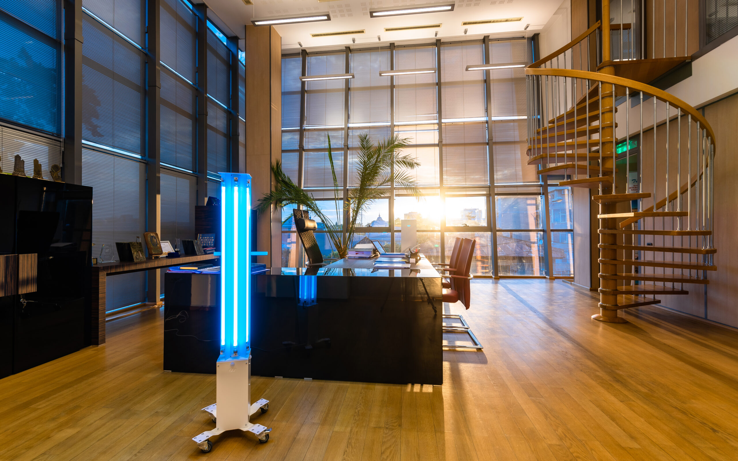 Sistem Wolfe de dezinfecție a aerului și suprafețelor utilizând lumină UVC | Wolfe system for air and surface disinfection using UVC light