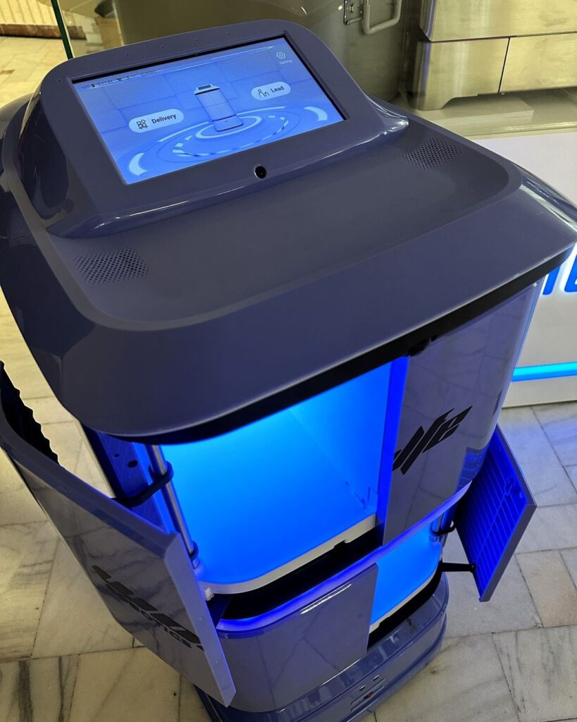 Robot Autonom pentru Livrări Interne | Wolf-e Courier | Wolf-e Robotics